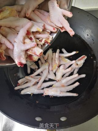 双椒鸡爪的做法步骤:2