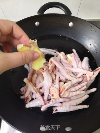 双椒鸡爪的做法步骤:3