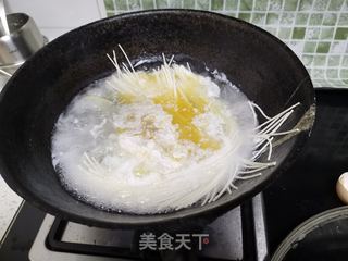 鸡蛋青菜热汤面的做法步骤：5