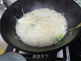 鸡蛋青菜热汤面的做法步骤：8