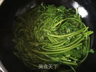 快手小炒：小红虾泼茼蒿的做法步骤：4