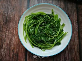 快手小炒:小红虾泼茼蒿的做法步骤:5