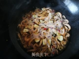 快手小炒：小红虾泼茼蒿的做法步骤：9