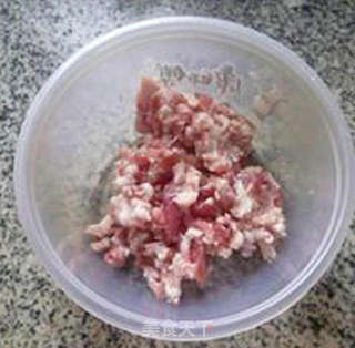 榨菜香芹肉馅玉米面蒸饺的做法步骤:2