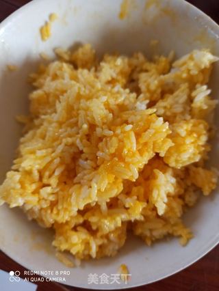 黄金白玉翡翠炒饭的做法步骤:2