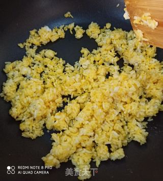 黄金白玉翡翠炒饭的做法步骤:4