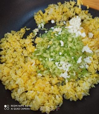 黄金白玉翡翠炒饭的做法步骤:5