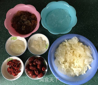 桃胶皂角米雪燕红枣银耳汤的做法步骤:3