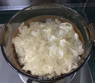 桃胶皂角米雪燕红枣银耳汤的做法步骤:4