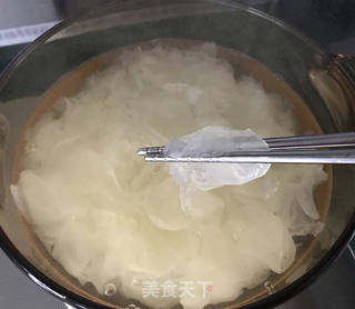 桃胶皂角米雪燕红枣银耳汤的做法步骤：5