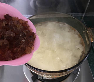 桃胶皂角米雪燕红枣银耳汤的做法步骤:6