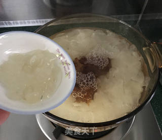 桃胶皂角米雪燕红枣银耳汤的做法步骤:7