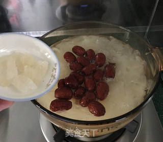 桃胶皂角米雪燕红枣银耳汤的做法步骤:8