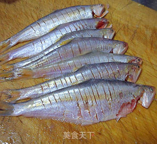 煎咸马口鱼的做法步骤:2