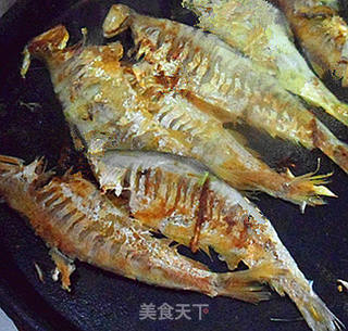 煎咸马口鱼的做法步骤:5