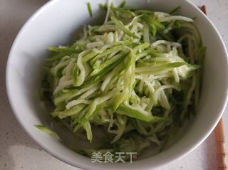 凉拌角瓜丝的做法步骤:3