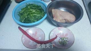 芹菜炒鸡胸肉的做法步骤：1