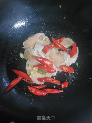 芹菜炒鸡胸肉的做法步骤:4