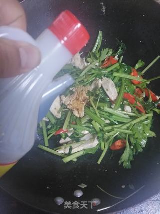 芹菜炒鸡胸肉的做法步骤：7