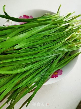 韭菜鸡蛋馅饼的做法步骤:2