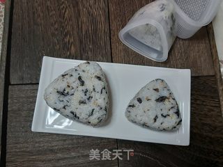 海苔肉松饭团的做法步骤：10