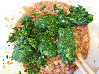 荠菜虾仁馄饨的做法步骤:4