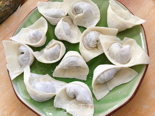 荠菜虾仁馄饨的做法步骤:7