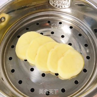 宝宝辅食红枣土豆泥的做法步骤:2