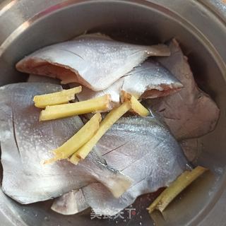 辣烧小鲳鱼的做法步骤:2