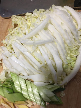 一卤鲜咸鱼蒸白菜的做法步骤：2