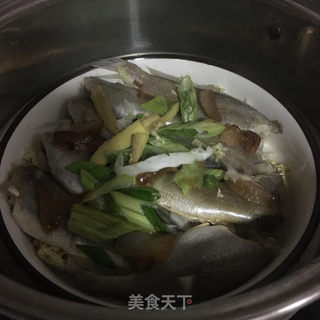 一卤鲜咸鱼蒸白菜的做法步骤：9