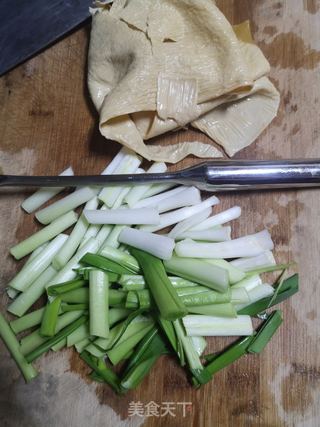 蒜苗炒豆皮的做法步骤:3
