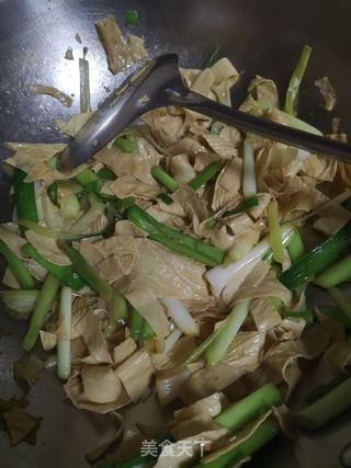 蒜苗炒豆皮的做法步骤:4