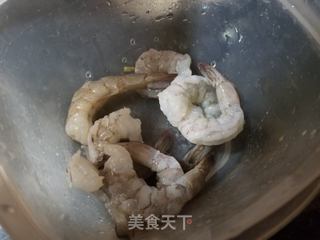 鲜虾鱼板面的做法步骤：1