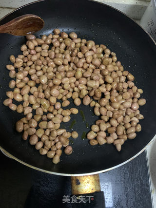 炸花生米的做法步骤：2