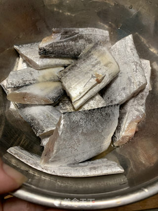 香煎带鱼的做法步骤：2
