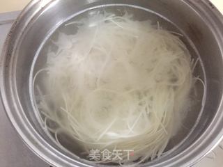 腊肠蔬菜拌面的做法步骤：1