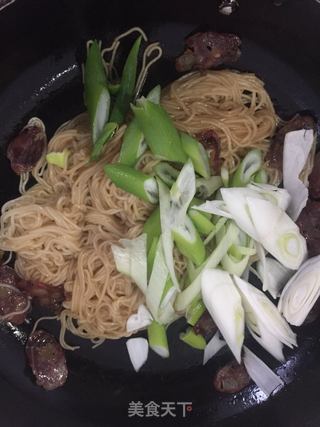 腊肠蔬菜拌面的做法步骤：8