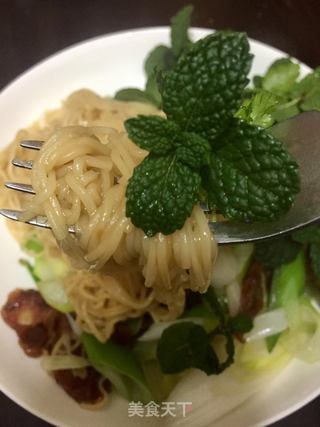 腊肠蔬菜拌面的做法步骤：11