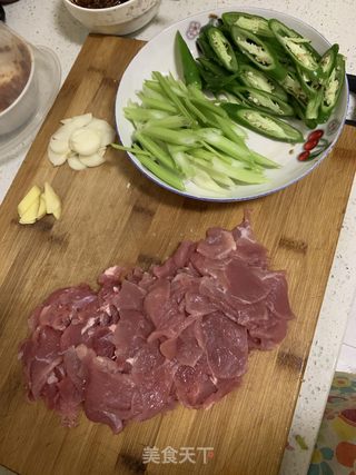 辣椒炒肉的做法步骤：3