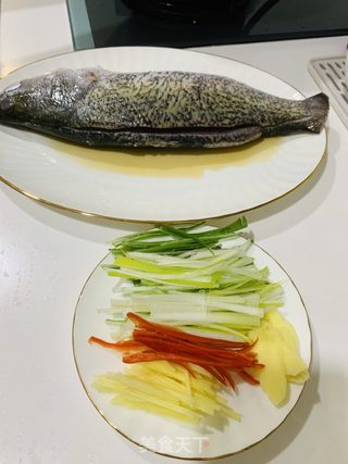 清蒸鲈鱼的做法步骤：2