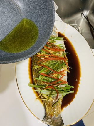 清蒸鲈鱼的做法步骤：4