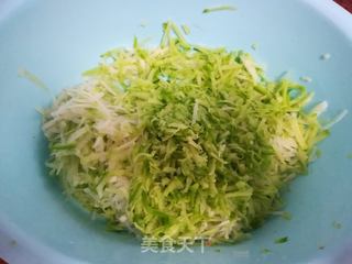 鹅蛋青萝卜馅饼的做法步骤:2