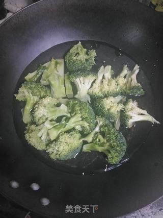 西兰花双菇炒虾仁的做法步骤:2