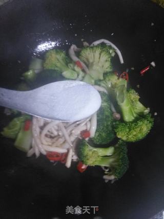 西兰花双菇炒虾仁的做法步骤：7