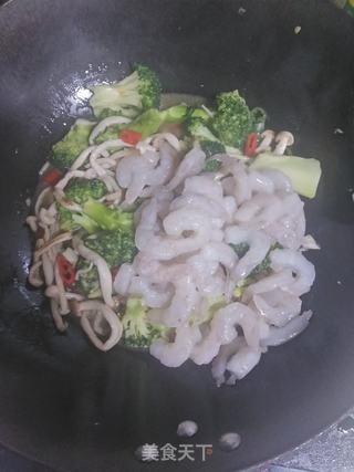 西兰花双菇炒虾仁的做法步骤:8