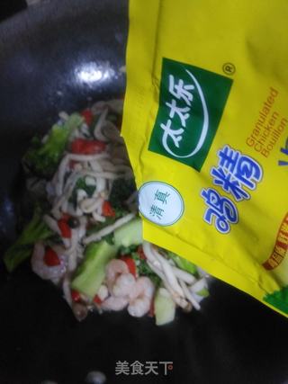 西兰花双菇炒虾仁的做法步骤:9