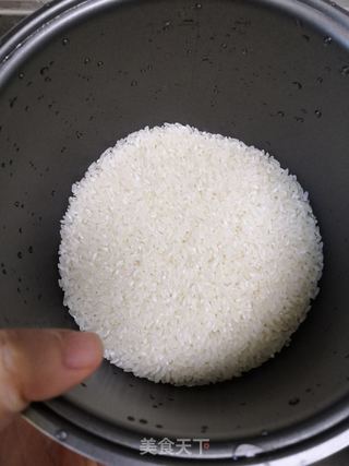 香肠蔬菜焖饭的做法步骤:2