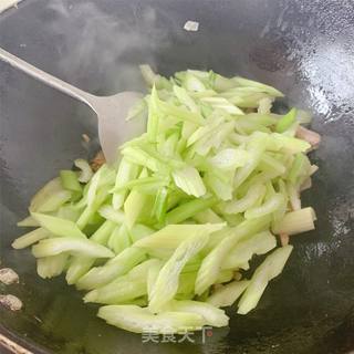 家常快手芹菜炒粉条的做法步骤：5