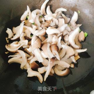 鱼丸菠菜蘑菇面的做法步骤:5
